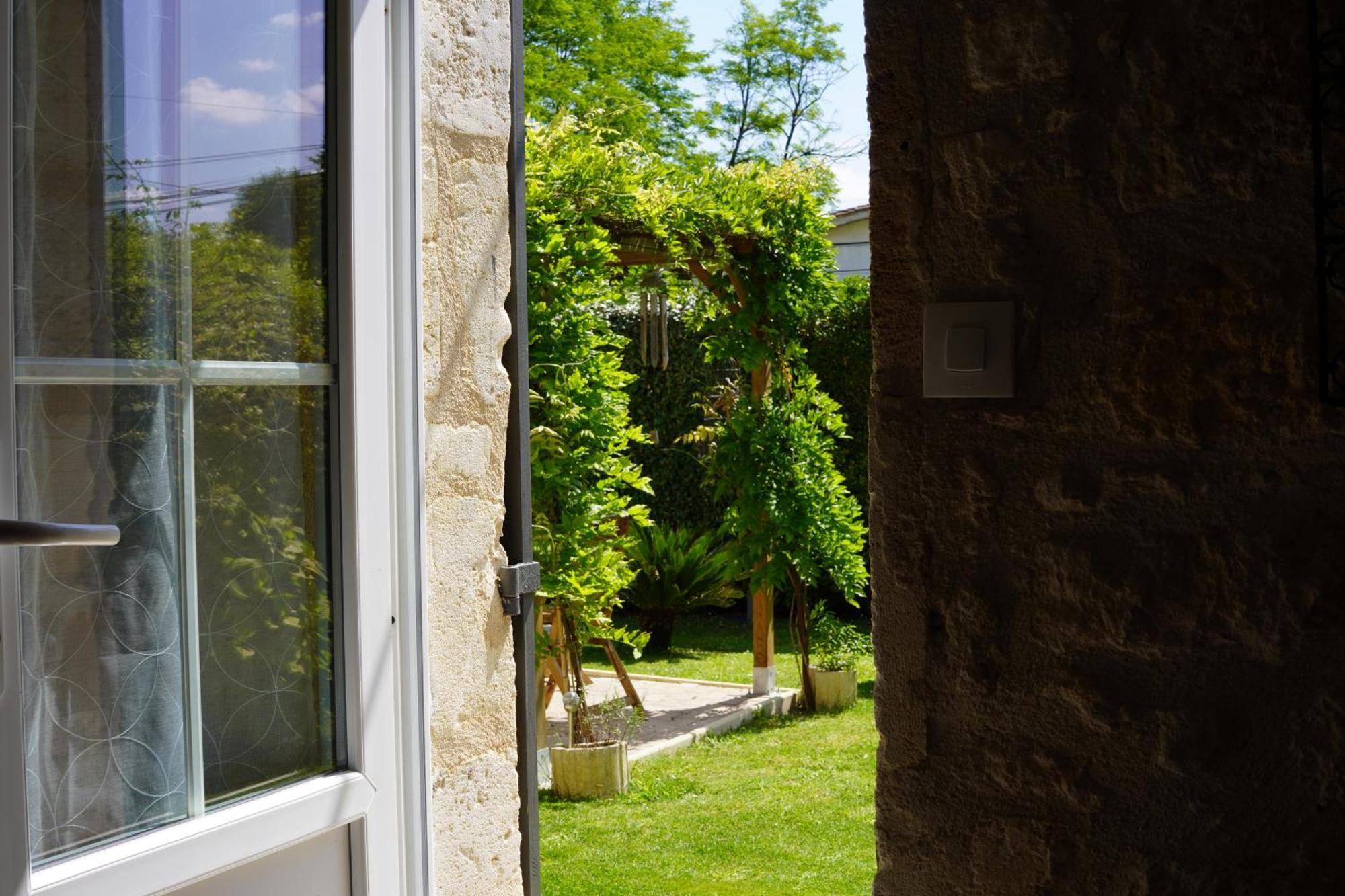 La Girondine Bed & Breakfast Galgon Exterior photo