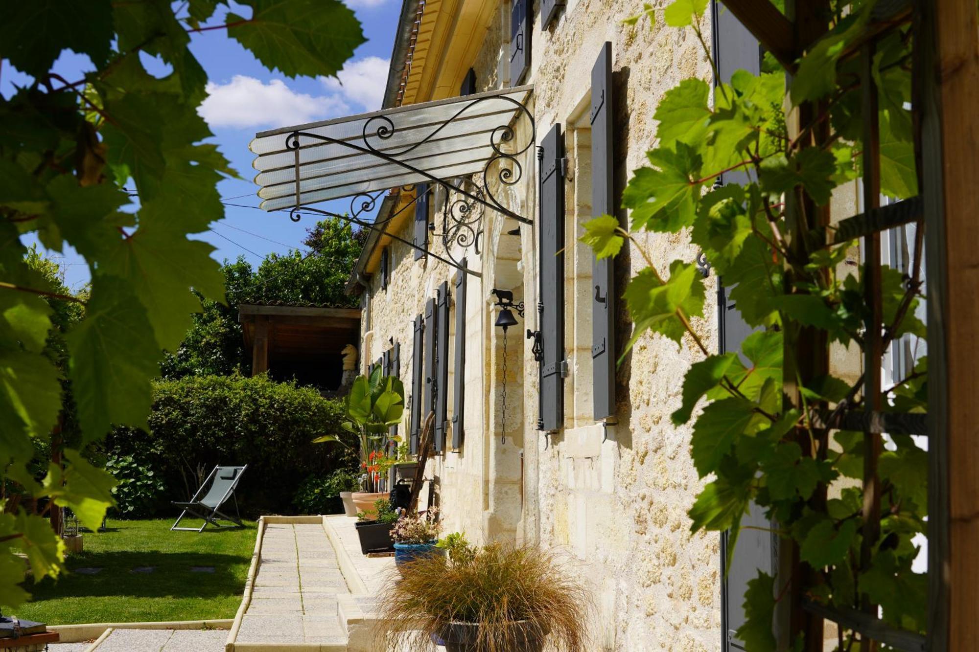 La Girondine Bed & Breakfast Galgon Exterior photo
